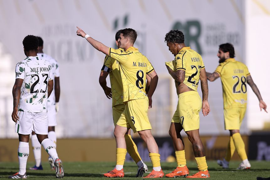 Miguel Baeza festeja o golo apontado em Moreira de Cónegos. -Foto: MANUEL FERNANDO ARAUJO/LUSA