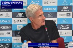 O olhar de Luís Castro diz tudo: treinador levou banho depois do título