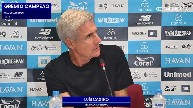 O olhar de Luís Castro diz tudo: treinador levou banho depois do título