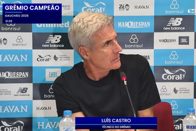 O olhar de Luís Castro diz tudo: treinador levou banho depois do título