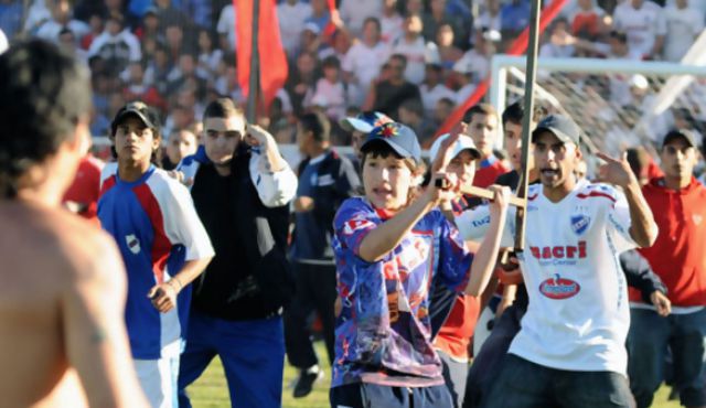 O clássico uruguaio entre Danubio e Nacional de 2008 terminou numa violenta batalha campal, com jogadores e adeptos das duas equipas a envolverem-se numa rixa no relvado. O episódio levou a que o torneio Apertura fosse suspenso. Foto: DR
