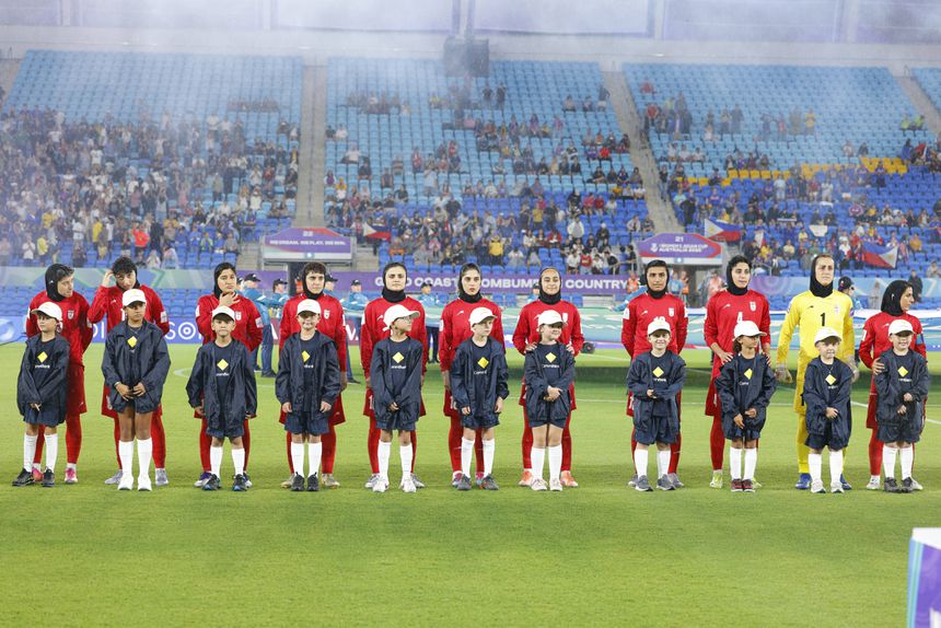 Apesar de terem cantado o hino com Austrália e Filipinas, suspeita-se que jogadoras tenham sido obrigadas. IMAGO