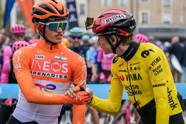 Oscar Onley e Jonas Vingegaard na Paris Nice 2026. IMAGO