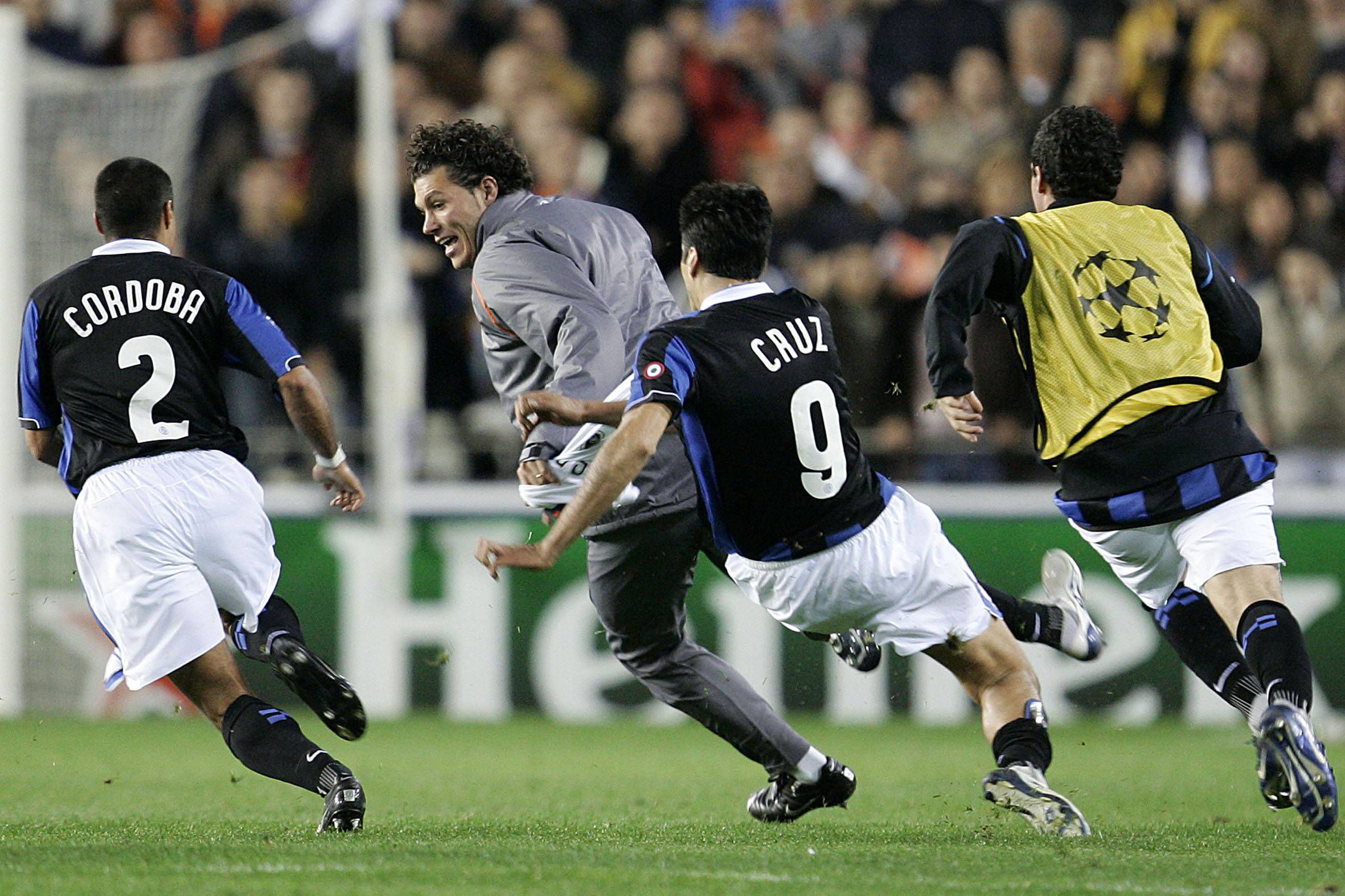 O duelo dos oitavos da Champions entre Inter e Valência terminou em confusão. Após o apito final, David Navarro agrediu Nicolás Burdisso com um soco, desencadeando uma grande confusão entre jogadores das duas equipas que continuou no túnel. Foto: IMAGO