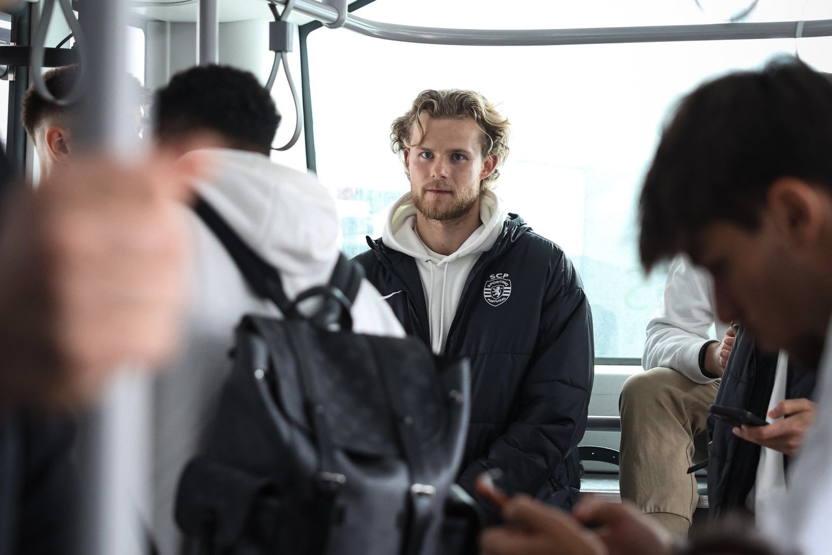 Hjulmand, capitão dos leões, na comitiva que seguiu para Bodo - Foto: SPORTING CP