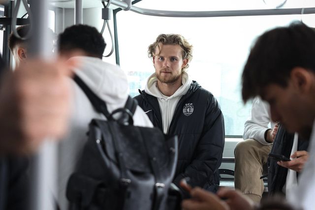 Hjulmand, capitão dos leões, na comitiva que seguiu para Bodo - Foto: SPORTING CP