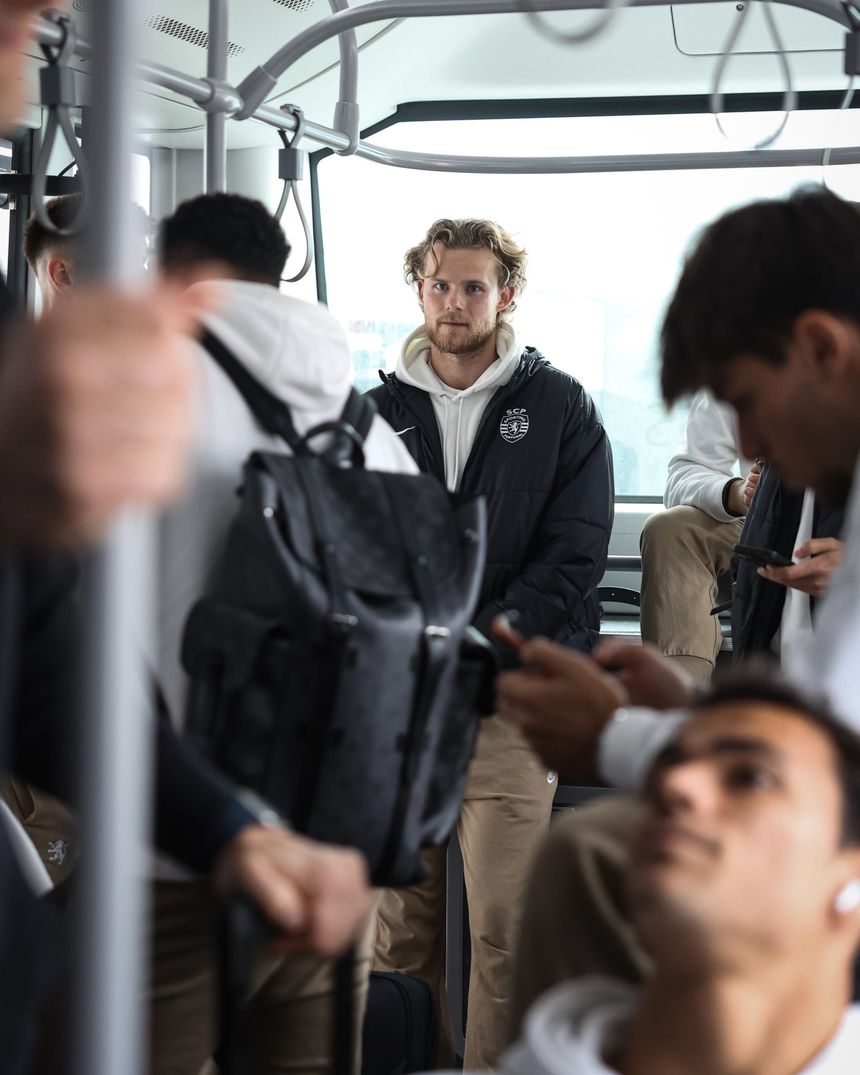 Hjulmand, capitão dos leões, na comitiva que seguiu para Bodo - Foto: SPORTING CP