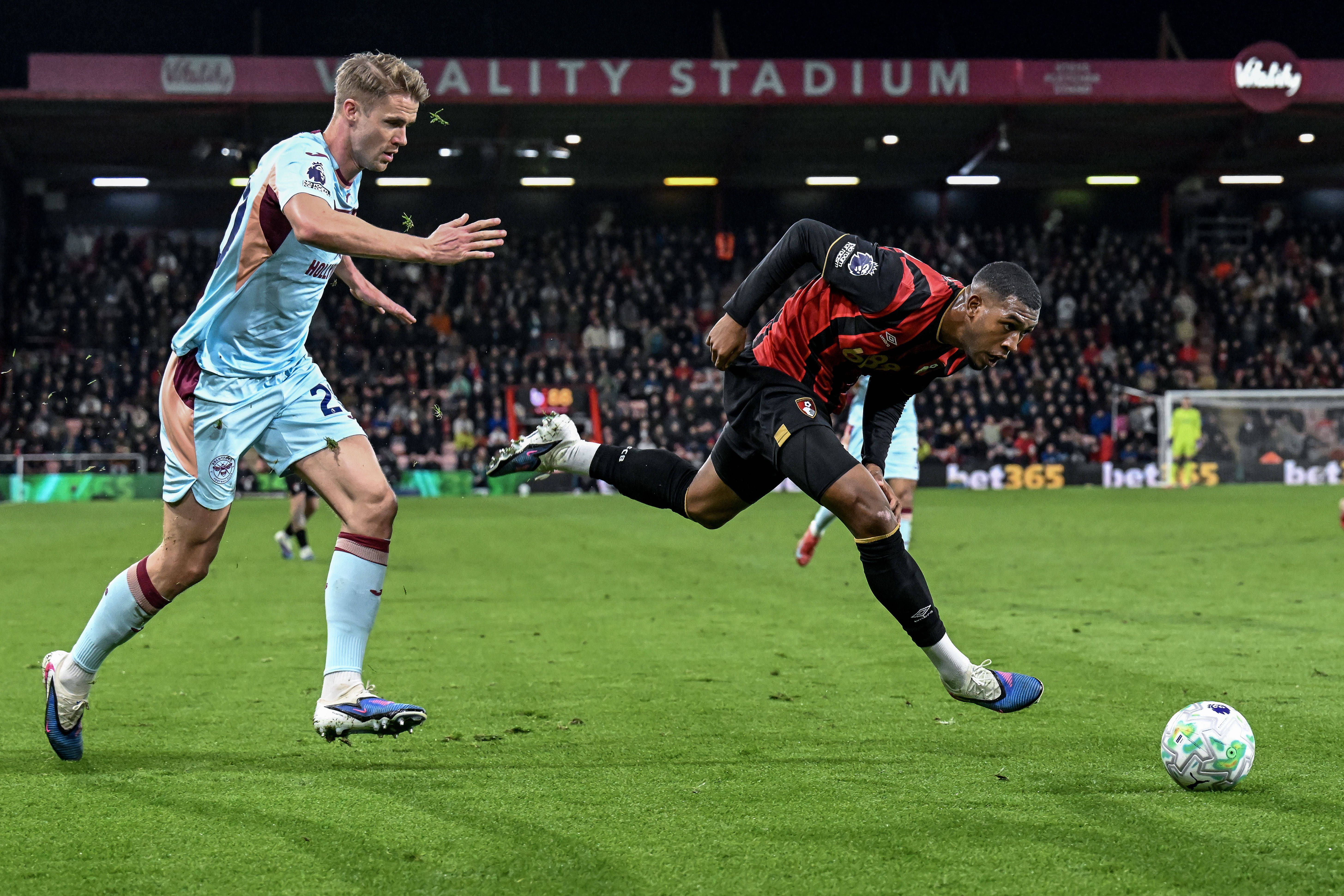 6 - Acabado de chegar do Brasil à Premier League pela porta do Bournemouth, Rayan teve uma valorização de 15 milhões, para 40 milhões