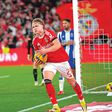 Andreas Schjelderup marcou o primeiro golo do Benfica no clássico aos 69 minutos e liderou a reação que permitiu aos encarnados chegar ao empate — Foto: Bruno de Carvalho/Kapta+