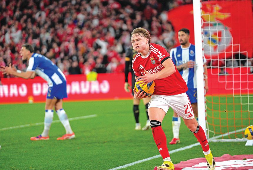 Andreas Schjelderup marcou o primeiro golo do Benfica no clássico aos 69 minutos e liderou a reação que permitiu aos encarnados chegar ao empate — Foto: Bruno de Carvalho/Kapta+