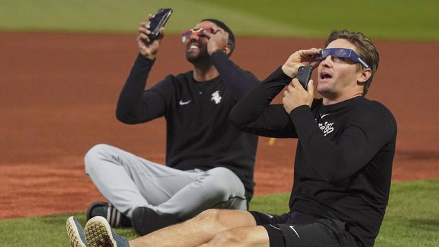 Eclipse durante um jogo da MLB em Cleveland