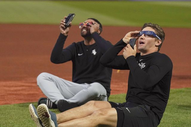 Eclipse durante um jogo da MLB em Cleveland