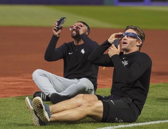 Eclipse durante um jogo da MLB em Cleveland