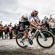 Identificado espectador que atirou boné para as rodas de Van der Poel na Roubaix