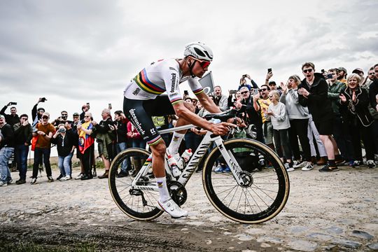 Identificado espectador que atirou boné para as rodas de Van der Poel na Roubaix