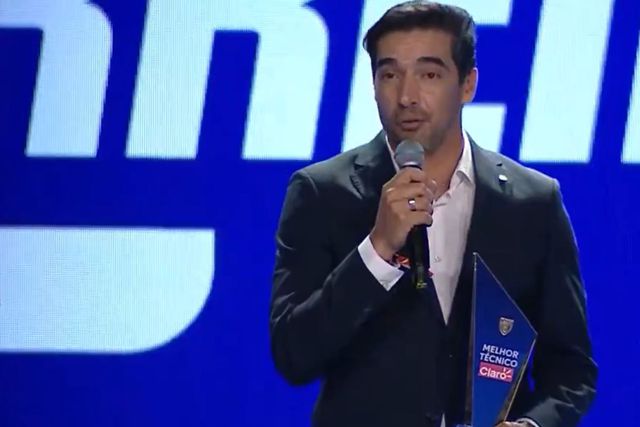 Vídeo: Abel ganha prémio e enumera todos os jogadores do Palmeiras