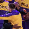 LeBron James e Doncic abraçam-se