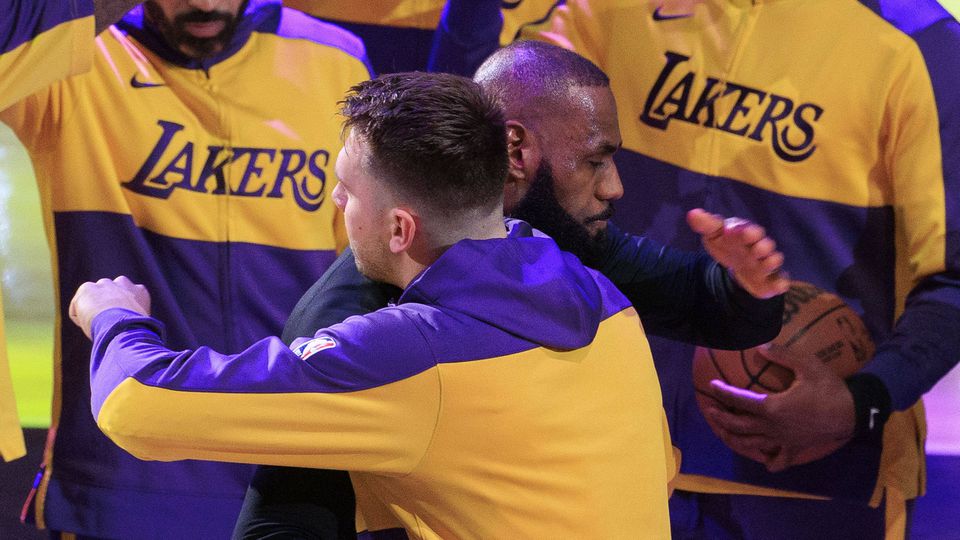 LeBron James e Doncic abraçam-se