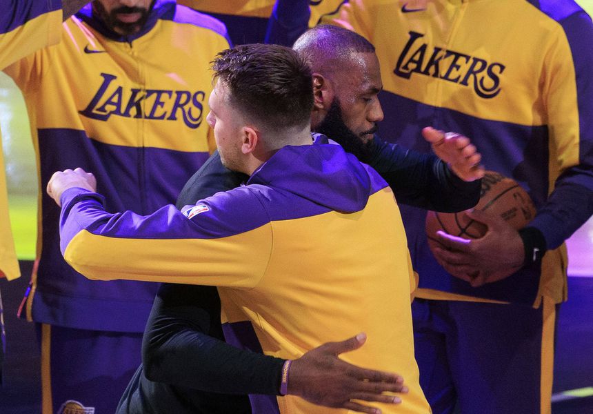 LeBron James e Doncic abraçam-se