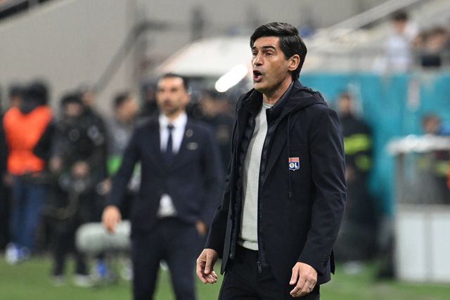 Paulo Fonseca, treinador do Lyon, a dar instruções