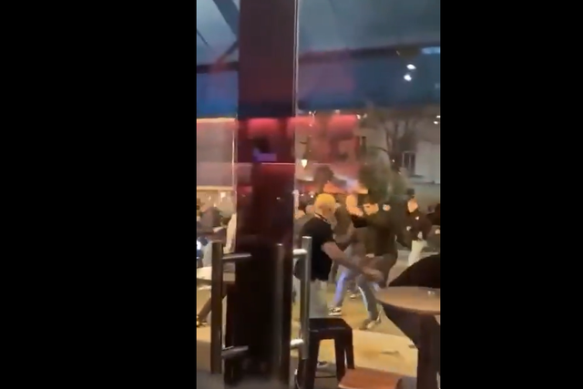 Confrontos violentos em Paris antes do PSG-Aston Villa (vídeo)