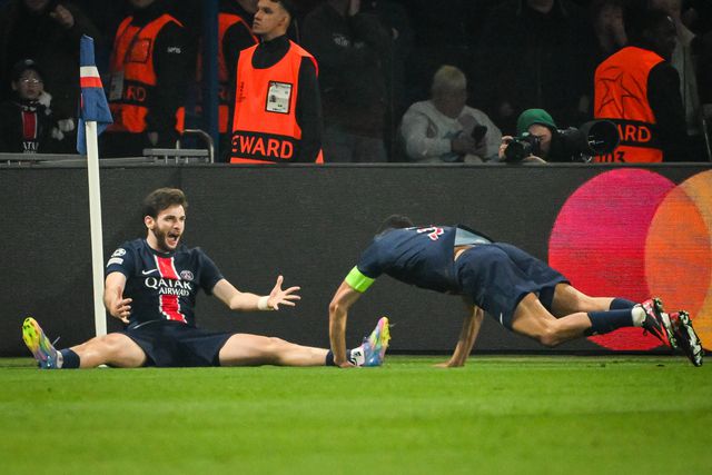 Kvaratskhelia festeja o segundo golo do PSG frente ao Aston Villa (FOTO IMAGO)