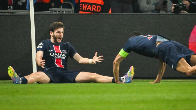 Kvaratskhelia festeja o segundo golo do PSG frente ao Aston Villa (FOTO IMAGO)