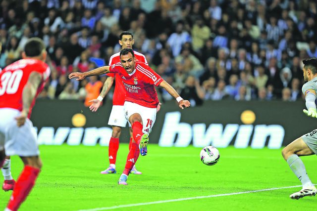 Pavlidis, de pé direito, vai bater Diogo Costa e fazer um dos três golos com que brindou o FC Porto no triunfo encarnado por 4-1