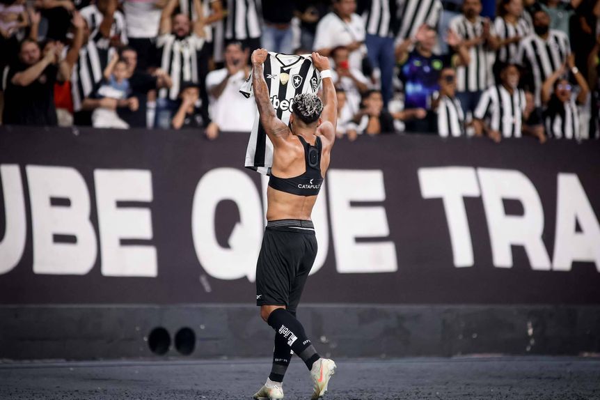 Matheus Martins festeja 2-0 para o Botafogo