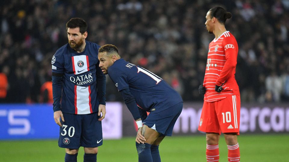 Messi e Neymar ao lado da bola antes de um livre num encontro entre PSG e Bayern em 2023