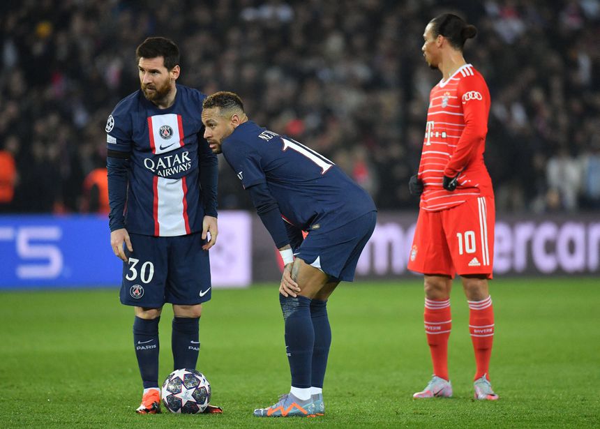 Messi e Neymar ao lado da bola antes de um livre num encontro entre PSG e Bayern em 2023