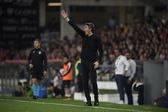 Bruno Lage grita com os jogadores do Benfica durante o jogo com o Tirsense, em Barcelos