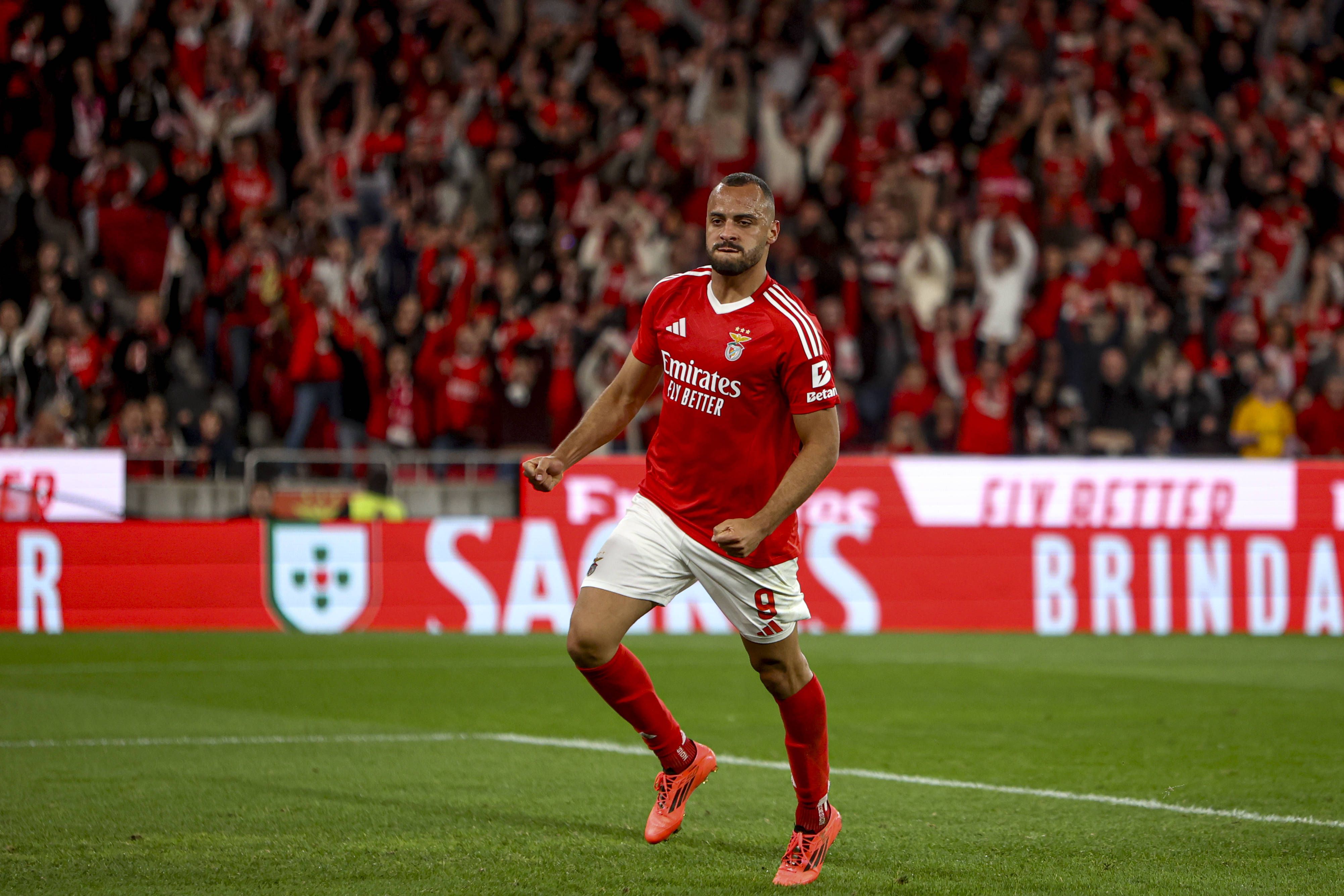 Arthur Cabral foi lançado na segunda parte e aumentou a vantagem do Benfica diante do Tirsense (Foto: IMAGO)