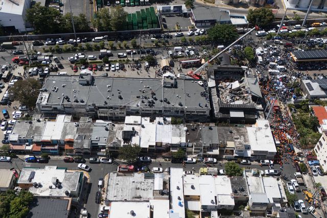 Fotografia aérea tirada em 8 de abril de 2025 mostra o local do desabamento do teto de uma discoteca em Santo Domingo, na República Dominicana