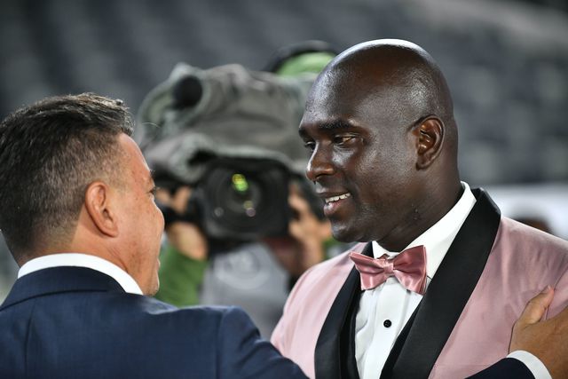 Marcelo Gallardo e Segundo Castillo cumprimentam-se antes do duelo para a Libertadores