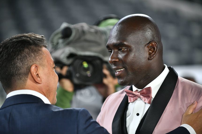 Marcelo Gallardo e Segundo Castillo cumprimentam-se antes do duelo para a Libertadores