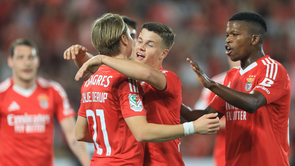 Samuel Dahl e Andreas Schjelderup tiveram participação direta dos dois golos do Benfica (Foto: José Coelho/LUSA)