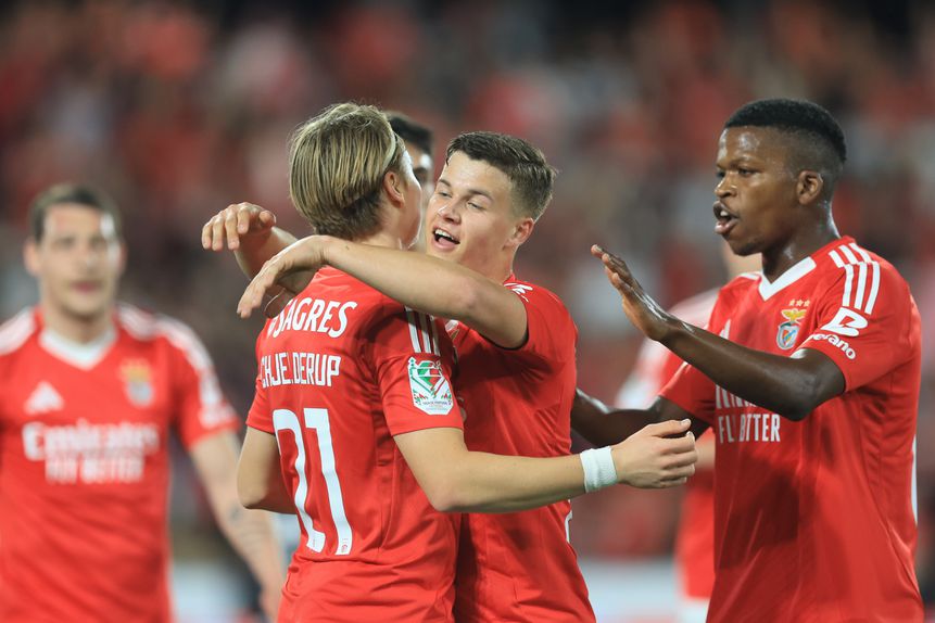 Samuel Dahl e Andreas Schjelderup tiveram participação direta dos dois golos do Benfica (Foto: José Coelho/LUSA)