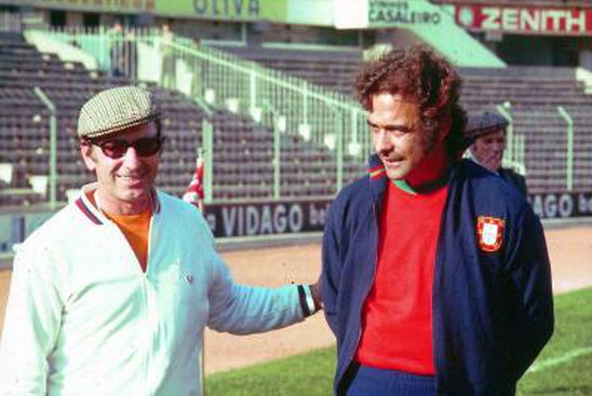 O treinador José Maria Pedroto e o ponta de lança Artur Jorge durante um treino da Seleção Nacional
