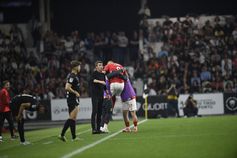 Cabral marcou no Tirsense-Benfica e foi ao banco festejar (foto: André Alves/Grafislab)