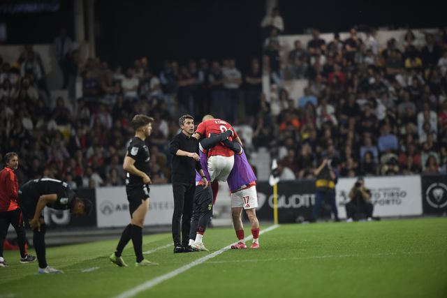 Cabral marcou no Tirsense-Benfica e foi ao banco festejar (foto: André Alves/Grafislab)