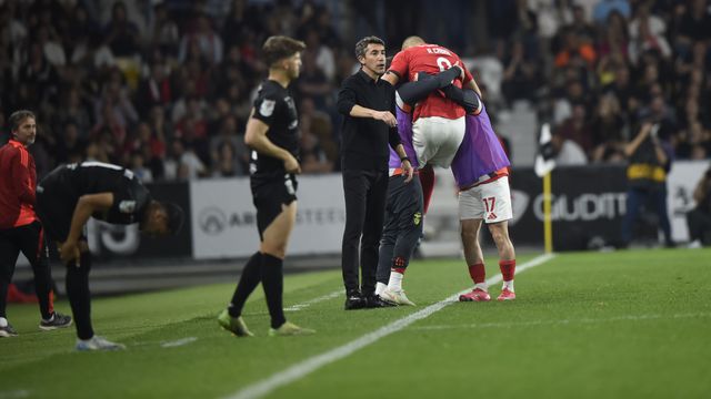 Cabral marcou no Tirsense-Benfica e foi ao banco festejar (foto: André Alves/Grafislab)