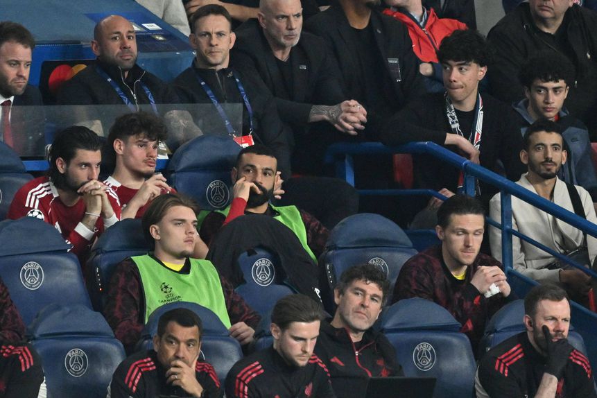 Salah no banco do Liverpool