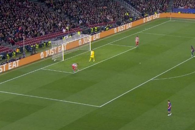 Lance polémico em que Pubill colocou a mão na bola