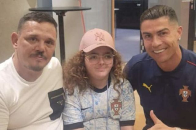 Inaya, ao centro, com o pai e Cristiano Ronaldo, durante o Euro 2024, na Alemanha