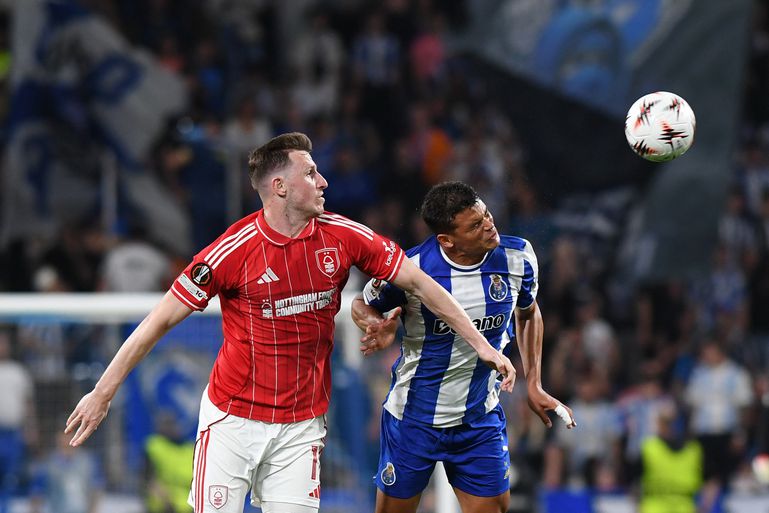 Thiago Silva e Chris Wood em duelo pela bola. Foto: Rogério Ferreira/Kapta+ (FC Porto-Nottingham Forest)