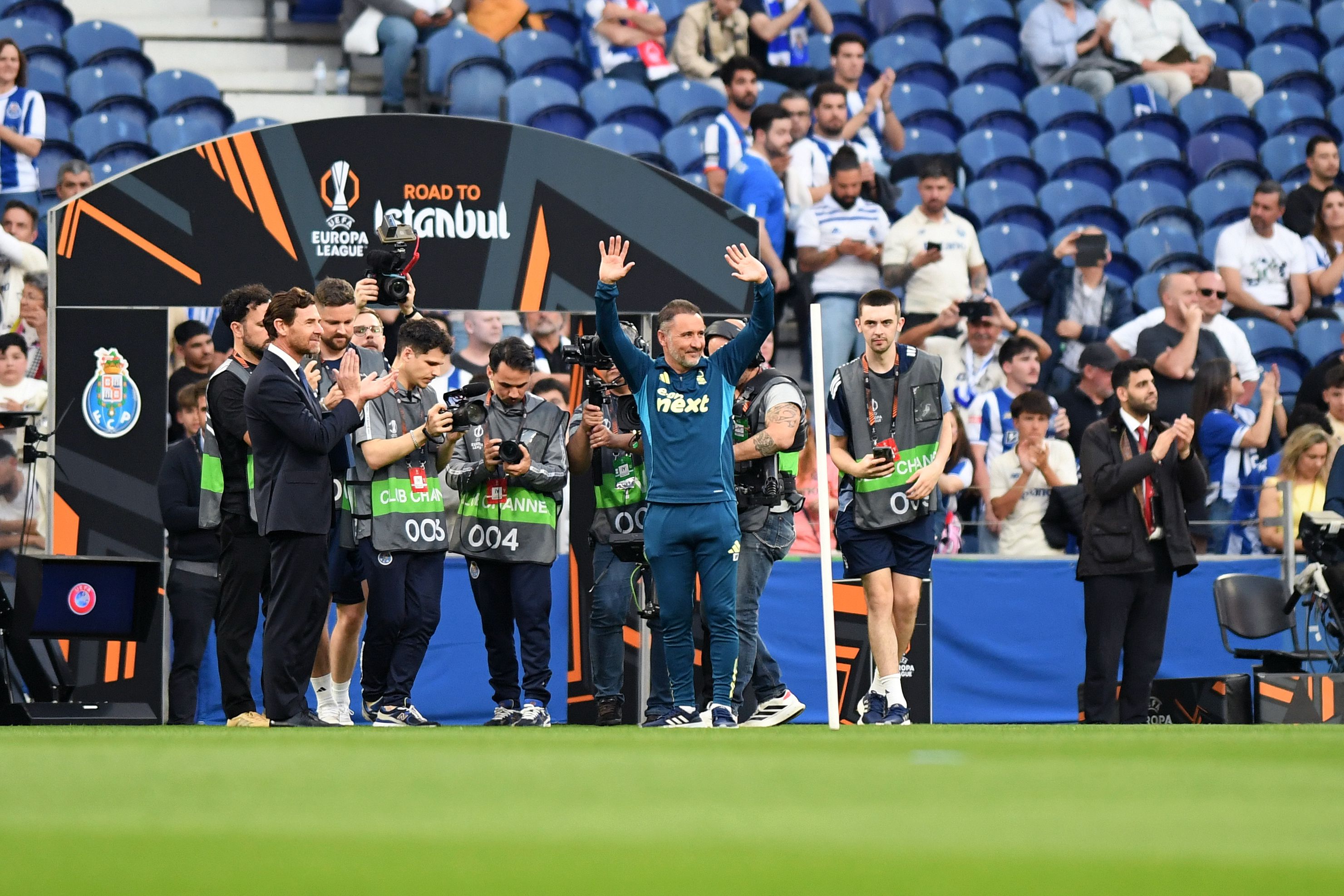 Vítor Pereira foi homenageado no Dragão antes do apito inicial. Foto: Rogério Ferreira/Kapta+ (FC Porto-Nottingham Forest)