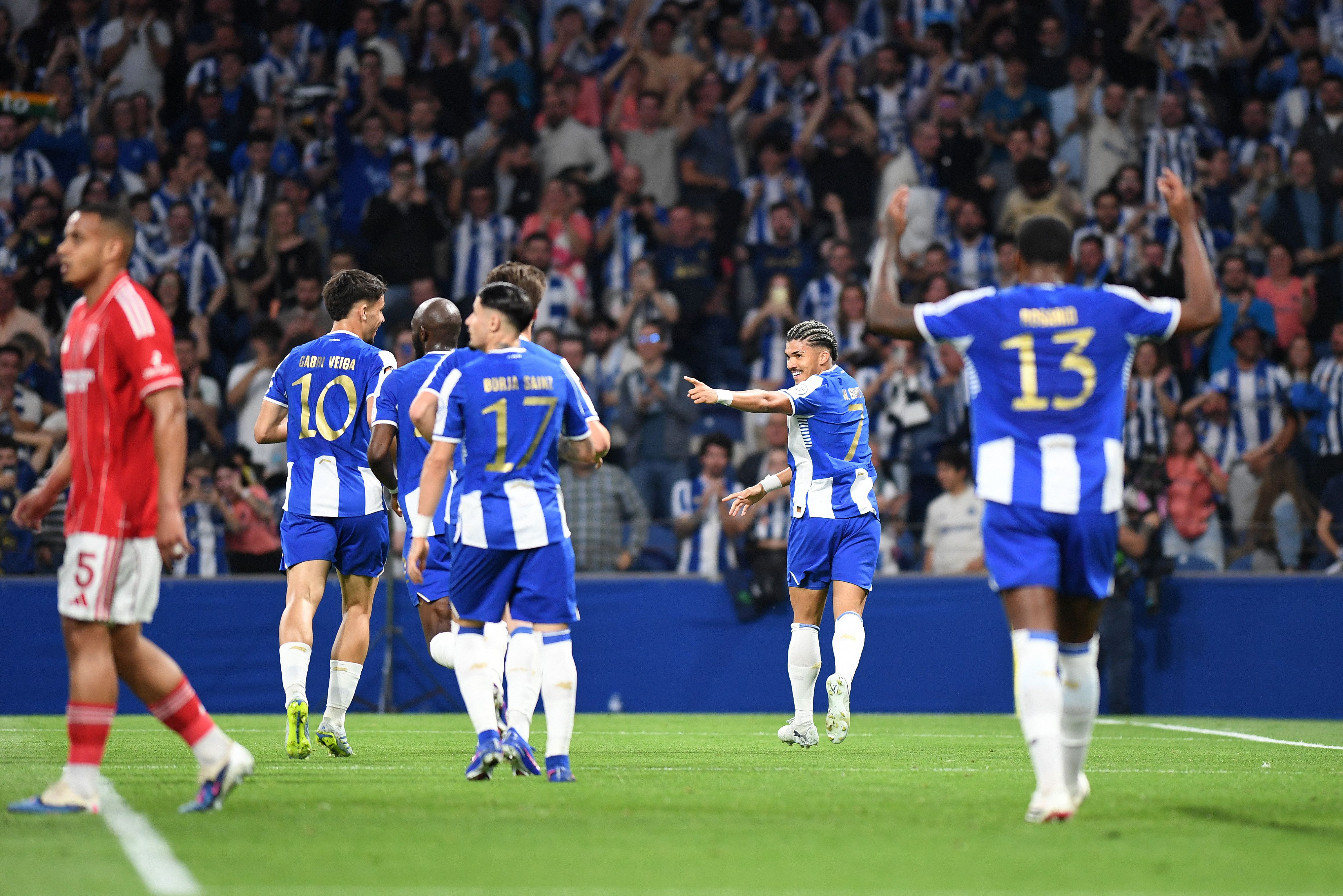 William Gomes festeja o golo com os colegas. Foto: Rogério Ferreira/Kapta+ (FC Porto-Nottingham Forest)
