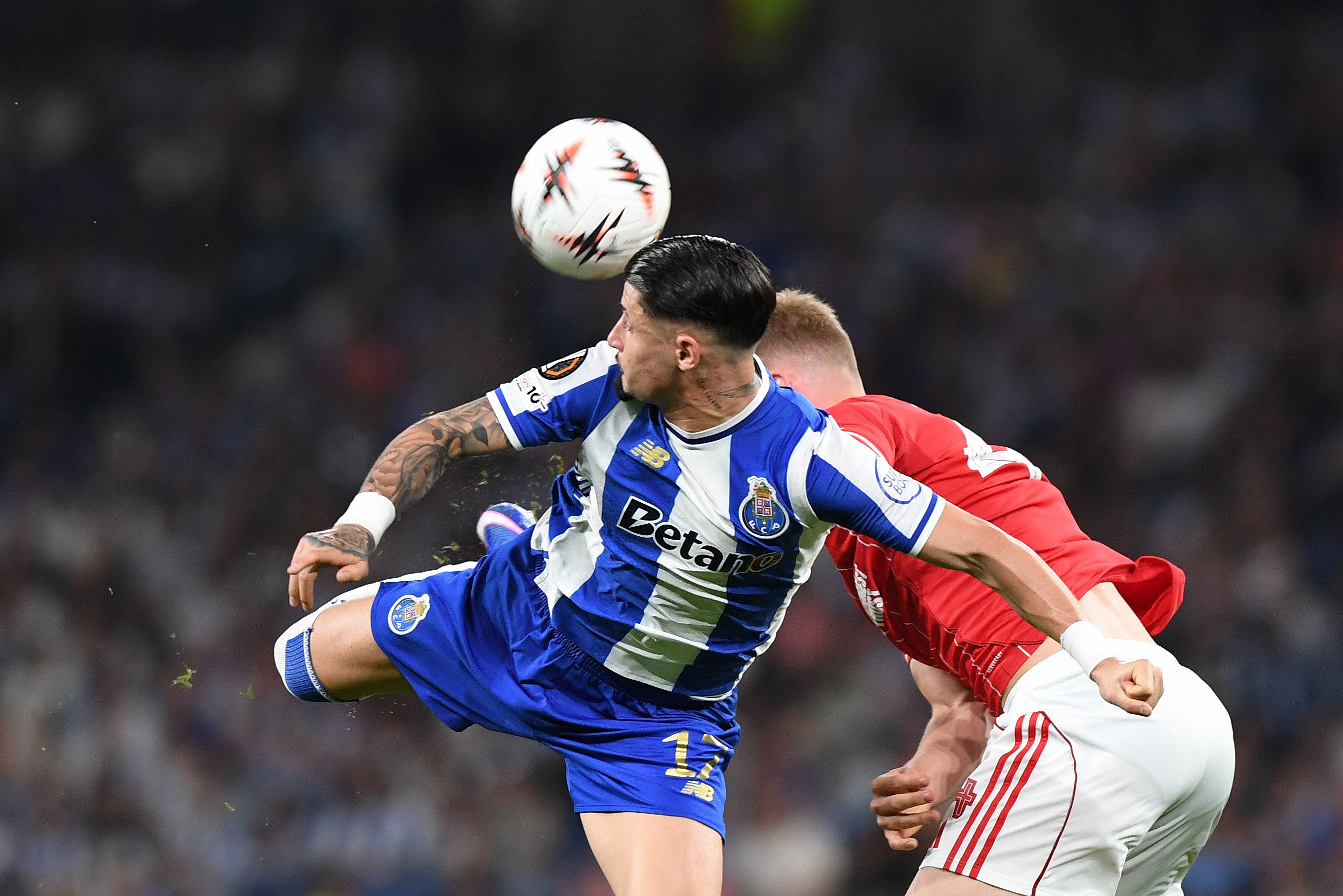Borja Sainz tenta o toque acrobático. Foto: Rogério Ferreira/Kapta+ (FC Porto-Nottingham Forest)