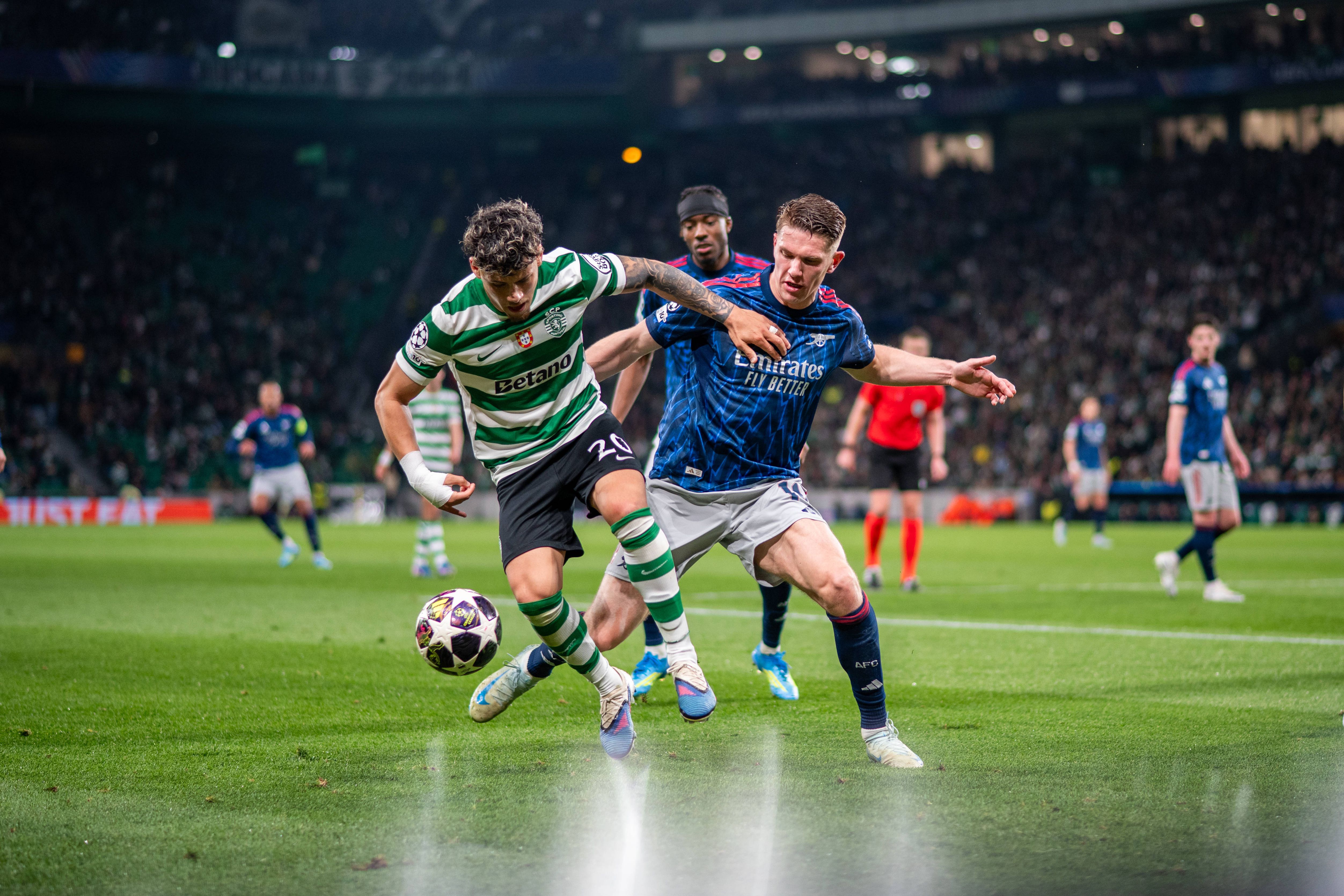 Maxi Araújo em duelo com Viktor Gyokeres no Sporting-Arsenal